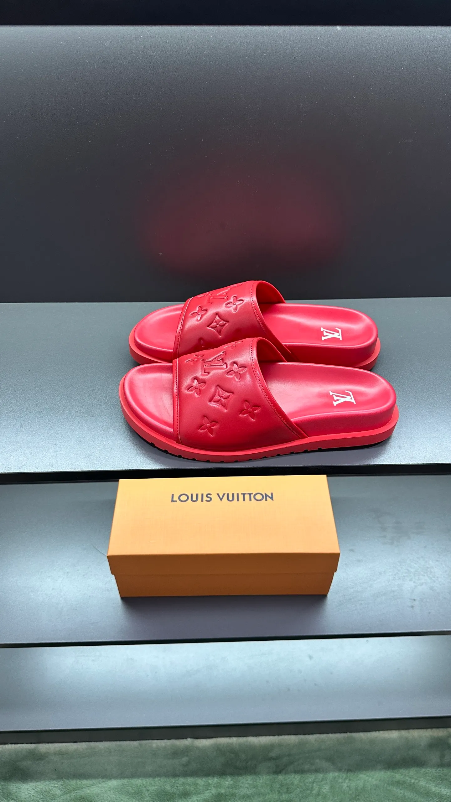 [L Home] P: 300💰Size: 38-45 Top purchasing lv men's summer slippers, classic presbyopia with soft real leather lining, unique color splicing effect, distinctive personality, fashionable and trendy essential style, light and comfortable. Lightweight and tough rubber insole, micro ridged foam outsole, super comfortable!